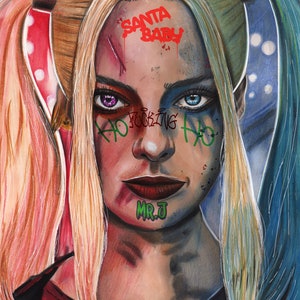 Puede incluir: Una ilustración colorida de Harley Quinn con cabello rojo y azul, vistiendo ropa roja y negra. La ilustración presenta el texto "SANTA BABY" y "HO HOOKING HO" en verde y rojo. El texto "MR. J" está escrito en verde en su barbilla.