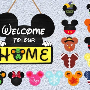 Peut inclure: Un ensemble de 15 pancartes d'accueil en forme de Mickey Mouse de couleurs vives avec différents motifs, dont un trèfle, un cœur, un flocon de neige, un ballon de football, une dinde, une citrouille, un lutin, un Père Noël et un drapeau américain. Les pancartes indiquent "Bienvenue chez nous".