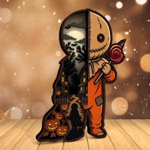 Może przedstawiać: Wycięcie z drewna o tematyce Halloween. Jedna strona przedstawia upiorną nocną scenę z nawiedzonym domem i dyniami. Druga strona przedstawia postać w pomarańczowym kostiumie trzymającą lizaka.