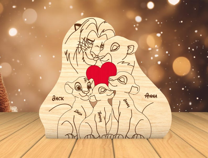 K&ouml;nnte beinhalten: Holzausschnitt einer L&ouml;wenfamilie mit einem roten Herzen in der Mitte. Die L&ouml;wenfamilie besteht aus einem Vaterl&ouml;wen, einer Mutterl&ouml;win und zwei Jungen. Die Namen Jack, Linda, Tommy, Benny und Anna sind auf den Ausschnitt geschrieben.