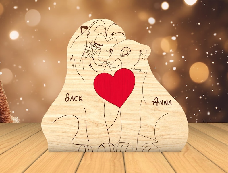 K&ouml;nnte beinhalten: Holzschnitt von zwei L&ouml;wen mit einem roten Herzen dazwischen. Die L&ouml;wen schauen sich an und haben ihre K&ouml;pfe aneinander gelehnt. Die Namen "JACK" und "ANNA" stehen unter den L&ouml;wen.