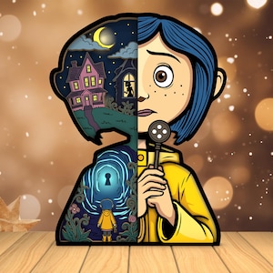 Puede incluir: Ilustración estilizada de una niña con cabello azul y chaqueta amarilla, sosteniendo un botón. La imagen está dividida, mostrando una casa de noche y un túnel con una cerradura, evocando un tema de fantasía.