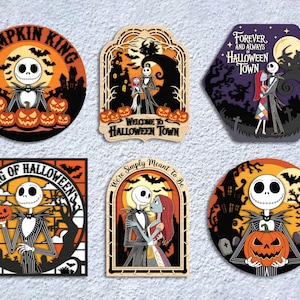 Puede incluir: Colección de recortes de madera con temática de Halloween, con personajes y escenas de "Pesadilla antes de Navidad". Los diseños incluyen a Jack Skellington, Sally, calabazas y los textos "Pumpkin King" y "Welcome to Halloween Town".