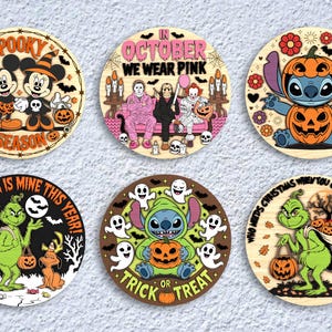 Puede incluir: Conjunto de seis posavasos redondos de madera con temática de Halloween. Los diseños incluyen a Mickey y Minnie Mouse, personajes de películas de terror, Stitch, el Grinch y fantasmas. Cada posavasos presenta texto.