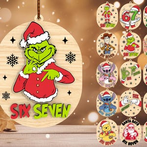 Peut inclure: Ornements de Noël en bois avec divers personnages de dessins animés, dont le Grinch, Mickey Mouse et Stitch, tous portant des chapeaux de Père Noël. Les ornements portent l'inscription "Six Seven".