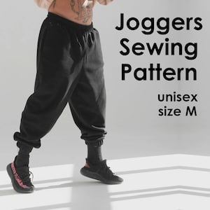 Op de afbeelding: Zwart joggingbroek patroon, unisex maat M. De afbeelding toont een zwarte joggingbroek met een tailleband met trekkoord en elastische manchetten. De tekst op de afbeelding luidt "Joggers Sewing Pattern, unisex maat M."