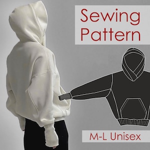 Könnte beinhalten: Cremefarbener Unisex-Hoodie mit Kapuze und langen Ärmeln. Das Bild enthält eine Nähmaschinenmuster-Illustration und den Text "Sewing Pattern" und "M-L Unisex". Der Hoodie wird von einer Person getragen, die eine schwarze Hose trägt.