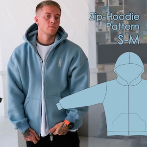 Może przedstawiać: Jasnoniebieska bluza z kapturem zapinana na zamek z białym zamkiem i małym logo na piersi. Bluza posiada kaptur i przednią kieszeń. Tekst "Zip-Hoodie Pattern S-M" jest widoczny. Bluza jest noszona przez osobę.