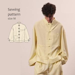 Può includere: Una camicia a maniche lunghe giallo chiaro con colletto alla coreana, chiusure a alamaro frontali e una tasca sul petto. L'immagine include un disegno tecnico della camicia etichettato Sewing pattern size M, che mostra i dettagli costruttivi.