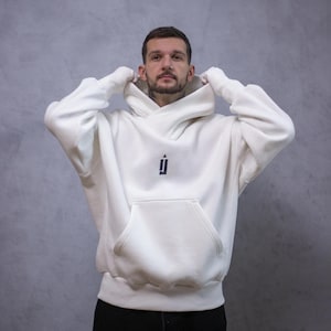 Gebroken witte oversized fleecehoodie KING: gekruiste capuchon, duimgatmanchetten