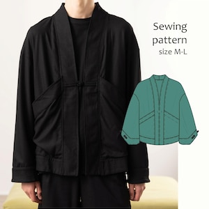 Puede incluir: Una chaqueta negra con cierre de palanca, mangas largas y bolsillos grandes, acompañada de una ilustración técnica de patrón de costura verde etiquetada Sewing pattern size M-L, que muestra los detalles de construcción.