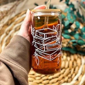 Vidrio libresco | Vaso para beber con tapa de bambú | Vaso de café | Idea de regalo para los amantes del café | Café helado | Diseño de libros | Amante de los libros de regalo