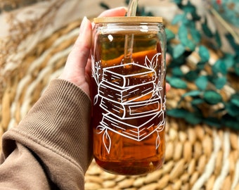 Bookish glass | Drinking glass with bamboo lid | Coffee glass | Gift idea for coffee lovers | Iced coffee | Books design | Gift for book lovers