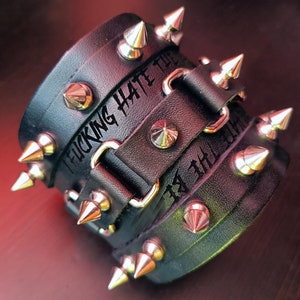 Bracelet à pointes larges en cuir noir : manchette punk faite main en cuir de vachette