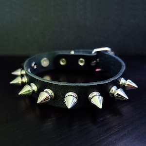 Enkele rij zilveren spike punk armband. Zwart lederen manchet. Grunge rockmuziek armband met sluiting. Stud gesp armband. Handgemaakt mannencadeau