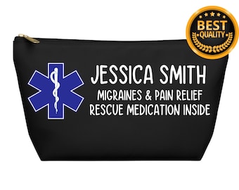 Può includere: Pochette nera con cerniera e un simbolo bianco di stella della vita, il testo "JESSICA SMITH", "MIGRAINES & PAIN RELIEF" e "RESCUE MEDICATION INSIDE".