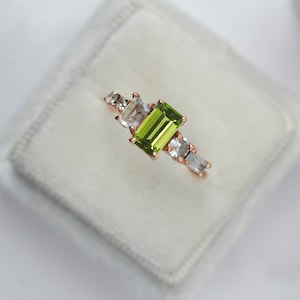 Peridot Baguette Ring-Solid 14k Gold Ring-Ring For Her-Art deco ring-Peridot ring-Birthstone Ring-Stacking Ring-Statement Ring-Fine jewelery