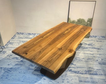 Stół z drewna orzechowego na zamówienie: rustykalny stół kuchenny lub jadalny