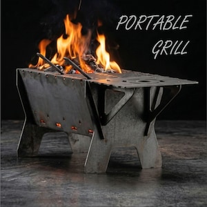 Könnte beinhalten: Ein dunkelgrauer, tragbarer Grill aus Metall mit einer rechteckigen Feuerbox und einer flachen Grillfläche. Helle orangefarbene Flammen steigen aus der Holzkohle im Inneren auf. Der Text PORTABLE GRILL ist oben rechts zu sehen.