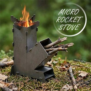 Könnte beinhalten: Ein grauer Mikro-Raketenofen aus Metall mit vertikalem Schornstein und schräger Brennstoffzufuhr. Der Ofen besteht aus ineinandergreifenden Paneelen, hat einen gezackten oberen Rand und verbrennt Holzstöcke. Der Text MICRO ROCKET STOVE ist weiß.