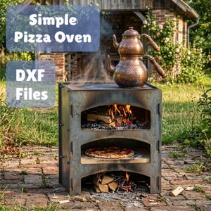 Puede incluir: Un horno de pizza de metal de dos niveles, con fuego en la cámara superior y una pizza en el estante central. Una tetera de cobre descansa encima. El texto "Simple Pizza Oven" y "DXF Files" es visible en el lado izquierdo de la imagen.