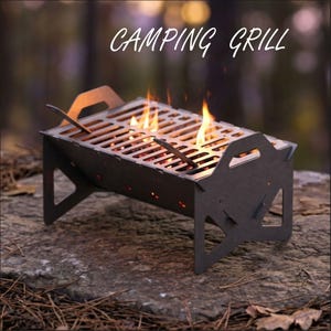 Può includere: Un barbecue da campeggio portatile in metallo grigio scuro con griglia rettangolare e maniglie laterali intagliate. Il barbecue presenta un design a fessure per il passaggio dell'aria e brucia con fiamme arancioni visibili all'interno.