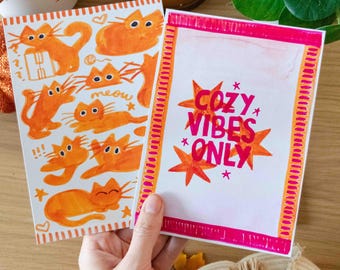 アートプリント：居心地の良い雰囲気だけ＆おかしなオレンジ色の猫（2枚セット）ピンクとオレンジのハロウィンデコレーション、秋のカラーウォールアート