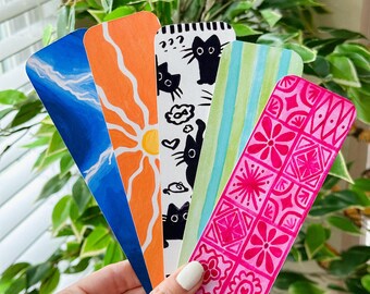 楽しいバラエティブックマークセット – 黒猫、オレンジの太陽、ピンクと緑のストライプ、稲妻柄、カラフルなブックアクセサリー、読書好きへのギフト