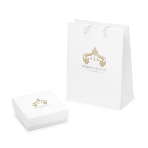 Puede incluir: Caja de regalo y bolsa de compras blancas con un logotipo dorado que presenta un dibujo de la Bas&iacute;lica de San Pedro en Roma y el texto "MONDO CATTOLICO ROMA".