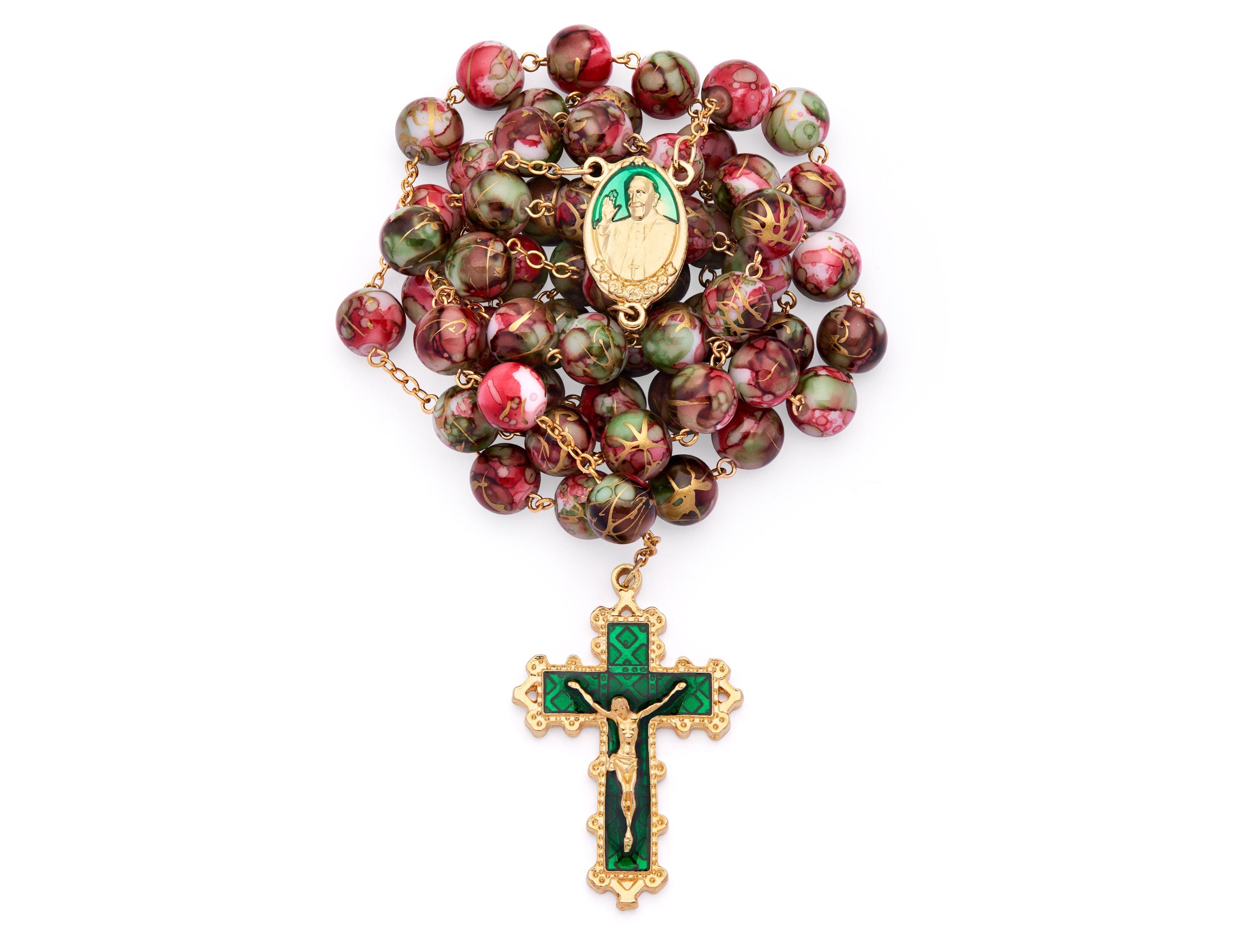 フランシスコ教皇のロザリオ：多彩な赤と緑のビーズ、ゴールドトーン
