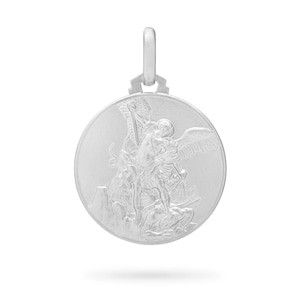 Op de afbeelding: Zilveren hanger met een gedetailleerd reliëf van de aartsengel Michaël die een draak verslaat. De hanger is rond en heeft bovenaan een lus om aan een ketting te bevestigen.