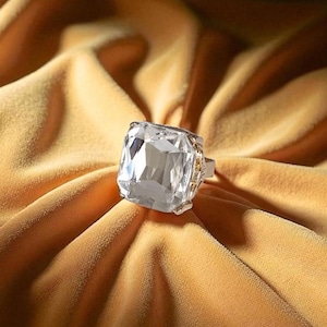 Vintage Style Crystal Cocktail Ring: Adjustable Gold-Tone Statement Ring