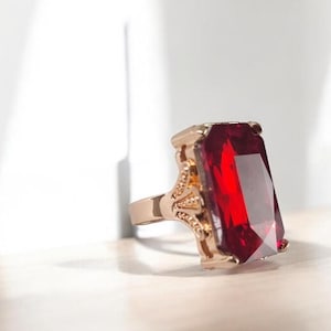 Bague tendance cristal rouge : bague de cocktail ajustable dorée