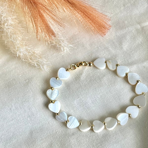 Heart bracelet, Mother of pearl beads, nacre bracelet, round shell, beach jewelry for women, white heart boho bracelet, nacre gemstone, gift