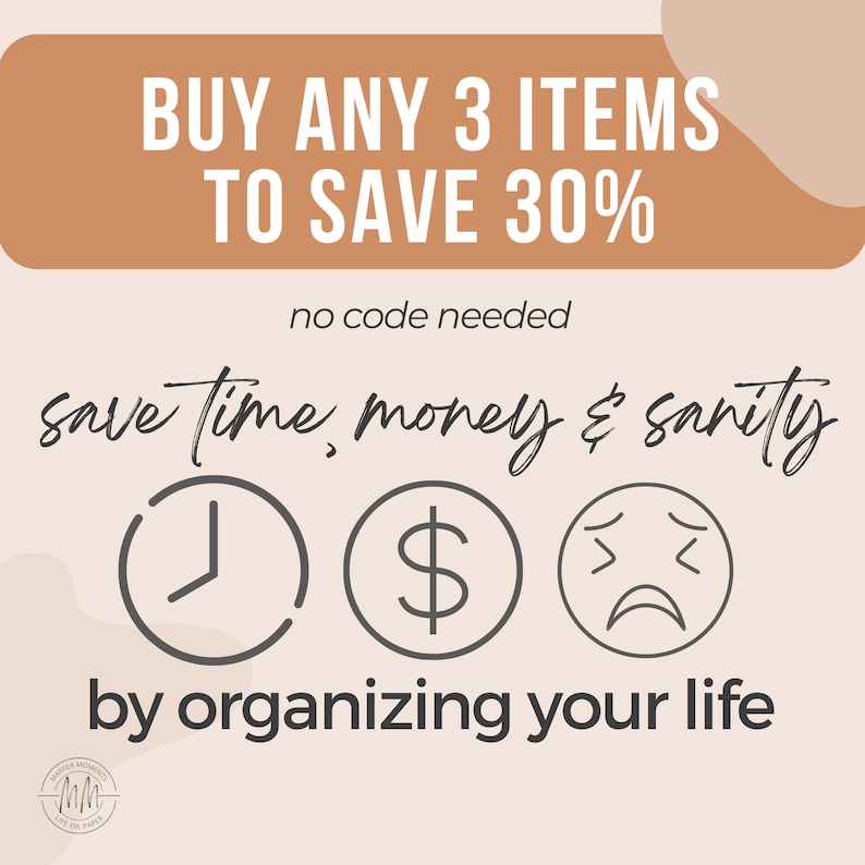 K&ouml;nnte beinhalten: Eine Grafik mit braunem Hintergrund und wei&szlig;em Text, der lautet "KAUFE 3 ARTIKEL UND SPAR 30% kein Code erforderlich spare Zeit, Geld und deine geistige Gesundheit, indem du dein Leben organisierst". Unter dem Text befinden sich drei Symbole: eine Uhr, ein Dollarzeichen und ein trauriges Gesicht.