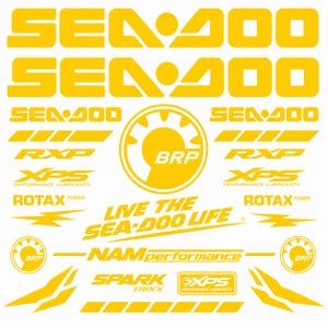 Könnte beinhalten: Eine Sammlung gelber Aufkleber mit dem Sea-Doo-Logo, dem BRP-Emblem und Schriftzügen wie RXP, XPS Performance Lubricants, Rotax Power, Live the Sea-Doo Life, Nam Performance und Spark Trixx, angeordnet auf einem weißen Hintergrund.