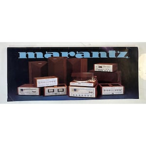 Puede incluir: Una colección de equipos de audio Marantz que incluye receptores, amplificadores y altavoces con carcasas de madera y paneles de control plateados. El nombre de la marca Marantz está impreso en letras grandes de color azul claro.
