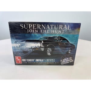 Könnte beinhalten: Ein werkseitig versiegelter AMT 1/25 Plastikmodellbausatz mit einer schwarzen 1967 Chevy Impala Sport Sedan. Die Schachtel zeigt den Text SUPERNATURAL JOIN THE HUNT, 1967 CHEVY IMPALA SPORT SEDAN und AS SEEN IN THE LONG-RUNNING TELEVISION SHOW.