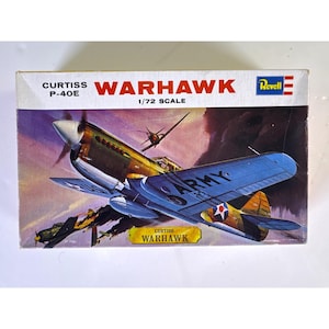 Könnte beinhalten: Ein Revell-Modellbausatzkarton für eine Curtiss P-40E Warhawk im Maßstab 1/72. Der Karton zeigt eine Illustration eines grünen und gelben Jagdflugzeugs mit dem Wort ARMY auf dem Flügel, das vor einem Abendhimmel mit weiteren Flugzeugen fliegt.