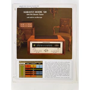 Può includere: Una pubblicità vintage per il sintonizzatore stereo AM/FM Marantz Model 120 con oscilloscopio integrato. L'annuncio presenta un sintonizzatore con mobile in legno, una tabella dei prodotti e un testo descrittivo dei componenti del sistema.