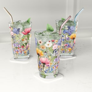 Aquarelle rose violet floral 16 oz en verre de pinte, fleurs délicates pour des gorgées rafraîchissantes, cadeaux artistiques, verres de fête, verre à cocktail pendaison de crémaillère