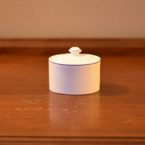 Royal Doulton Bone China Sugar bowl with lid - Made in England
