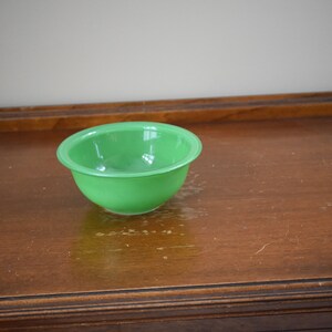 Vintage PYREX Green / Primary Color 1ltr Glass Bottom Mixing / Serving Bowl No. 322 1 Liter Glass Bowl image 2