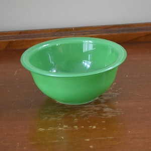 Vintage PYREX Green / Primary Color 1ltr Glass Bottom Mixing / Serving Bowl No. 322 1 Liter Glass Bowl image 1