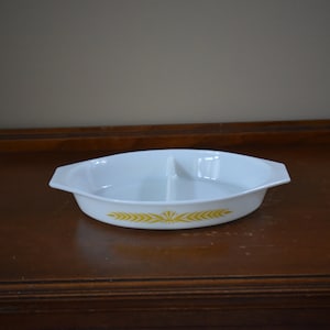 Very Rare Vintage Pyrex Royal Wheat 1.5 qt 960 Divided Casserole Dish / Baking Dish / Serving Dish