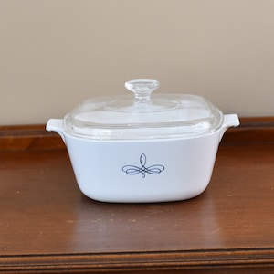 Vintage Corning ware Trefoil Casserole Baking Dish with Lid - 2 1/2 quart