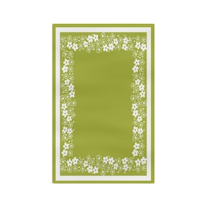 以下が含まれることがあります： 白い花の縁取りが施された緑色の敷物。敷物は、無地の緑色の中心と、小さな白い花で縁取られたシンプルなデザインです。