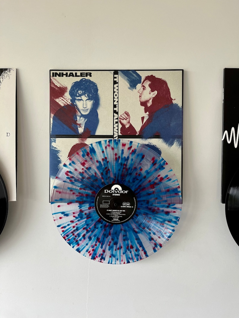 Peut inclure: Un disque vinyle avec un design de splatter blanc, bleu et rouge. Le disque est intitul&eacute; "It Won't Always Be Like This" par Inhaler. Le disque est sur le label Polydor.