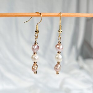 Sötvattenbris | Rosa och vita sötvattenspärlörhängen med guldfärgade accentpärlor