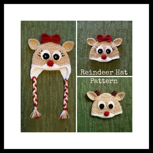 Op de afbeelding: Een gehaakte rendiermuts met een beige basis, witte rand, grote ogen, een rode neus en een rode strik. De muts heeft lange gevlochten oorflappen met kwastjes. De tekst Reindeer Hat Pattern staat naast twee kleinere variaties van de muts.